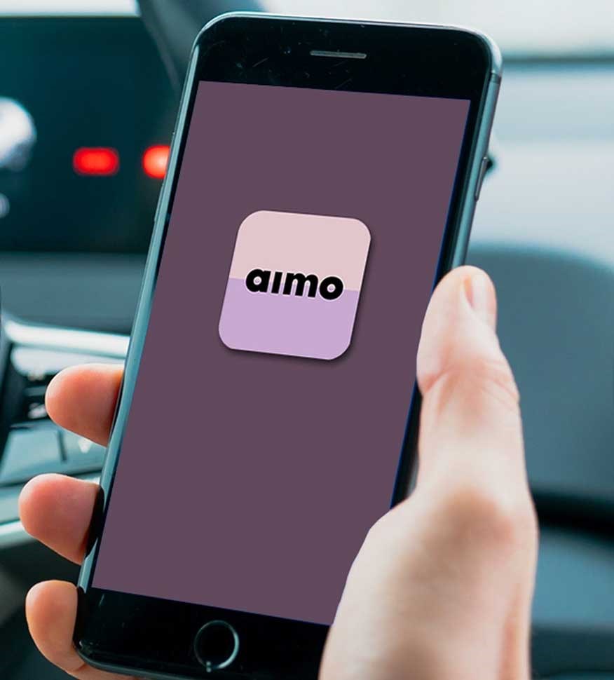 Bild av mobil. På displayen appen Aimo.